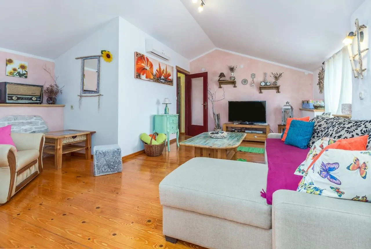Beautiful Villa Loreta With Private Pool Near Pula And Rovinj Cabrunici 0*,  Kroatië